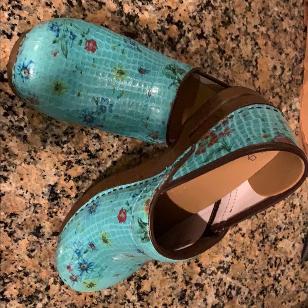 Woman’s Dansko clogs❤️❤️